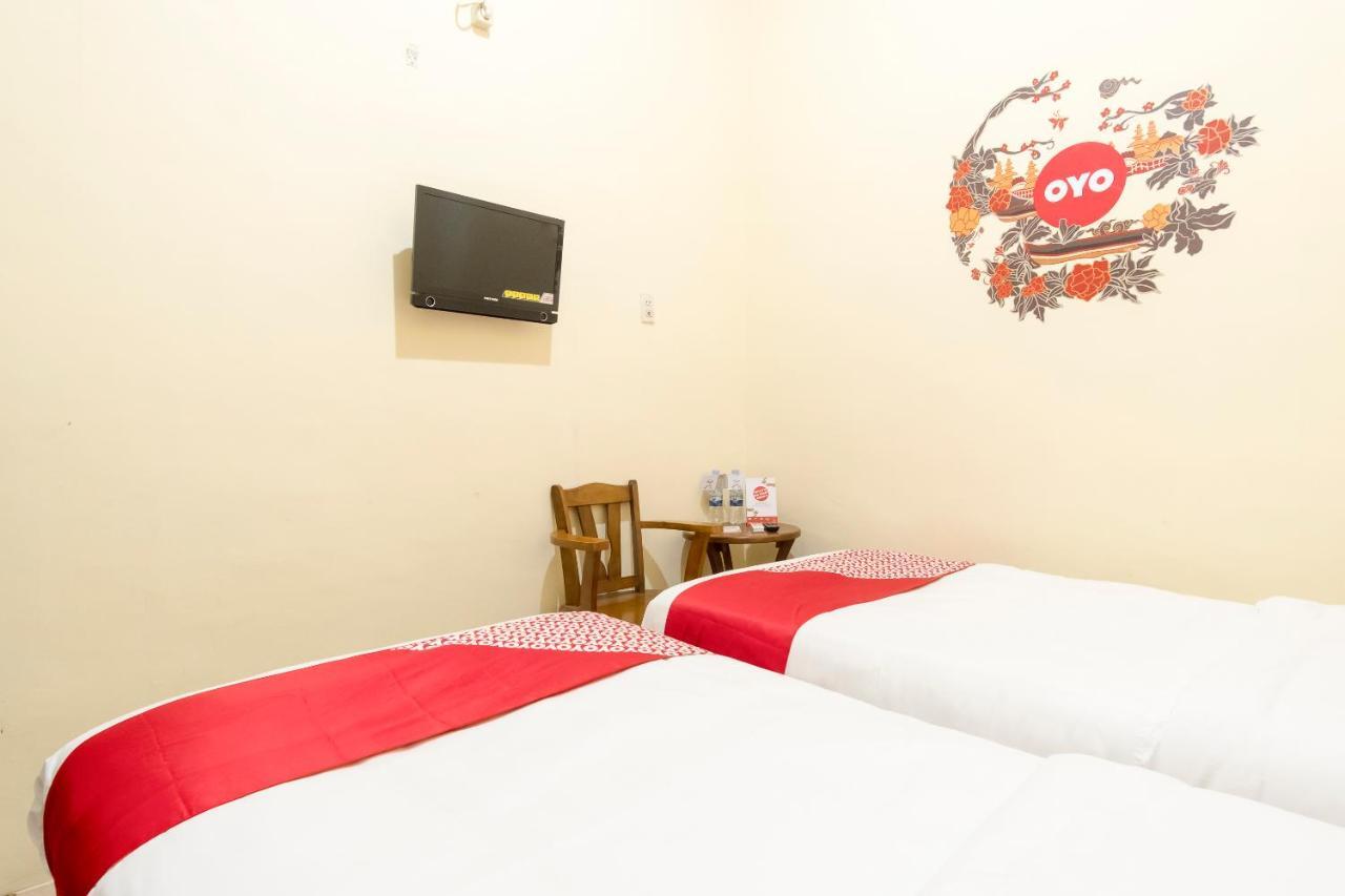 Oyo 723 Penginapan Nia Mandiri Syariah Medan Exterior photo
