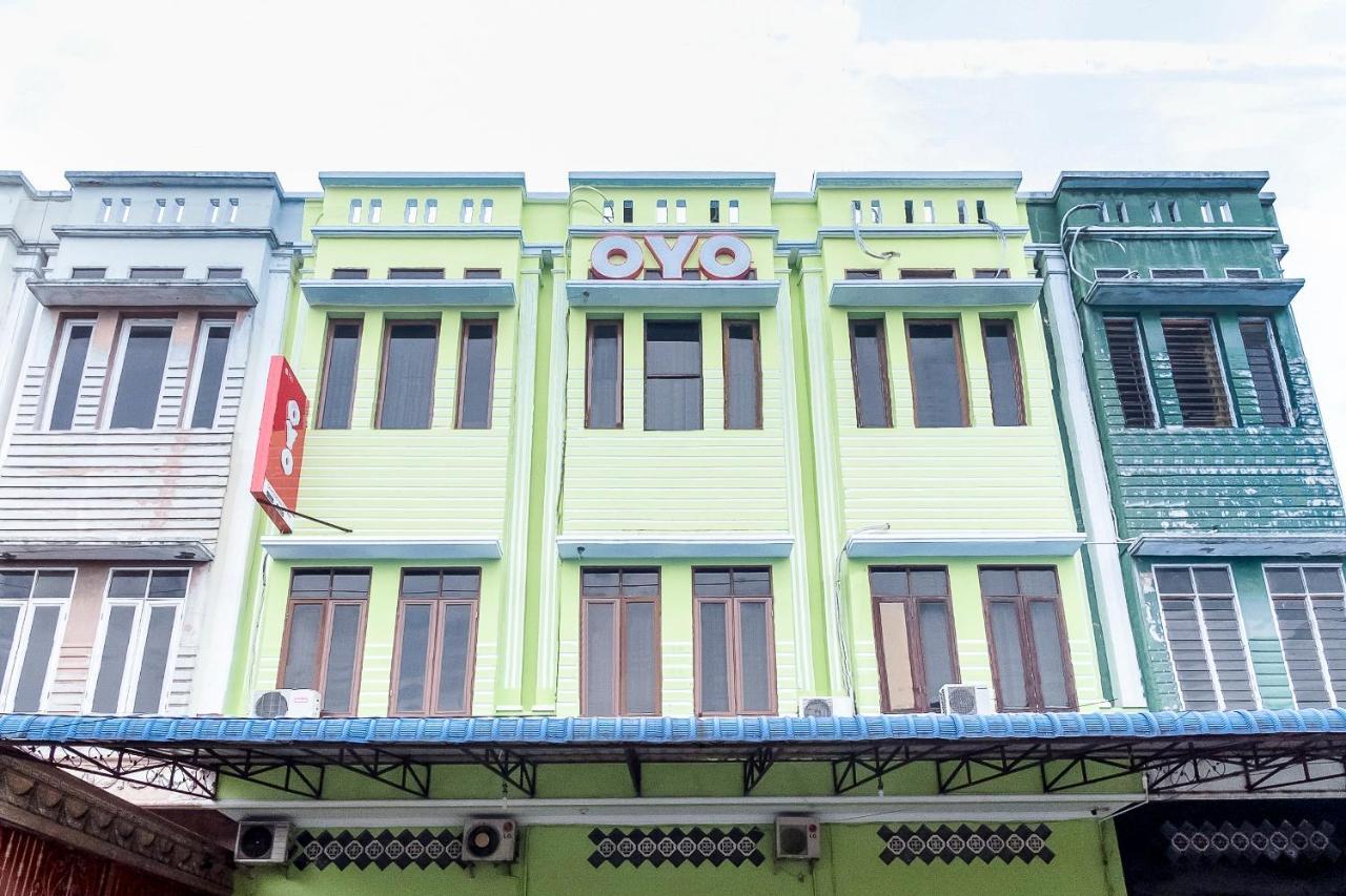 Oyo 723 Penginapan Nia Mandiri Syariah Medan Exterior photo