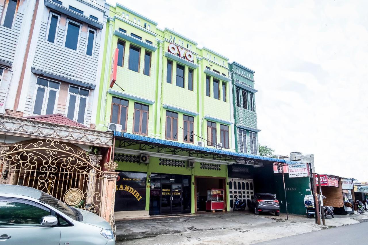 Oyo 723 Penginapan Nia Mandiri Syariah Medan Exterior photo