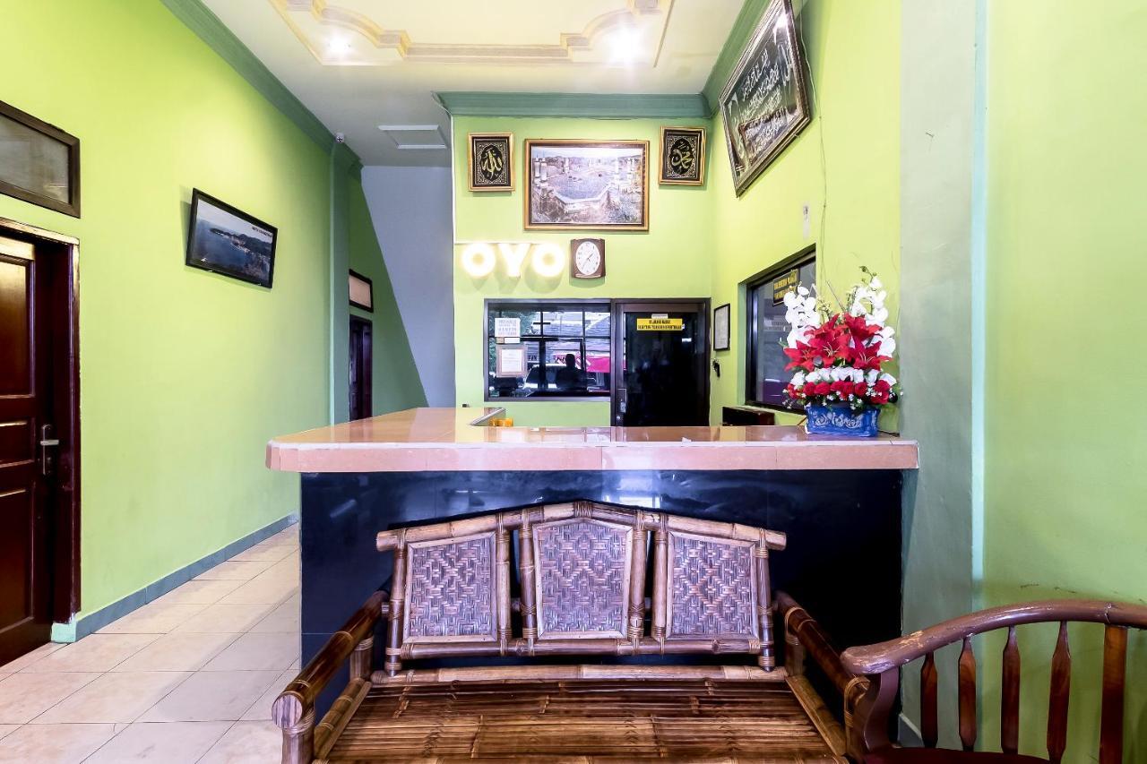 Oyo 723 Penginapan Nia Mandiri Syariah Medan Exterior photo