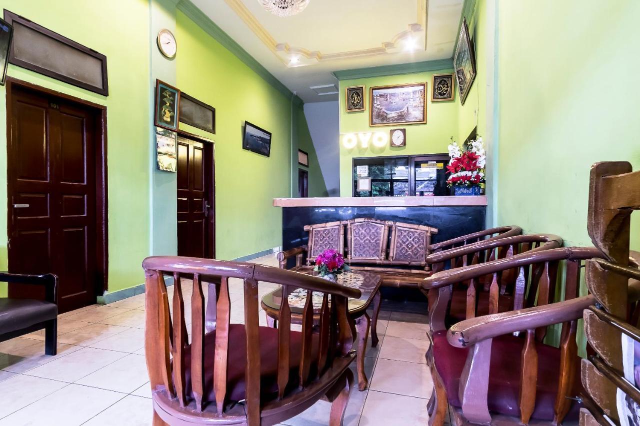 Oyo 723 Penginapan Nia Mandiri Syariah Medan Exterior photo