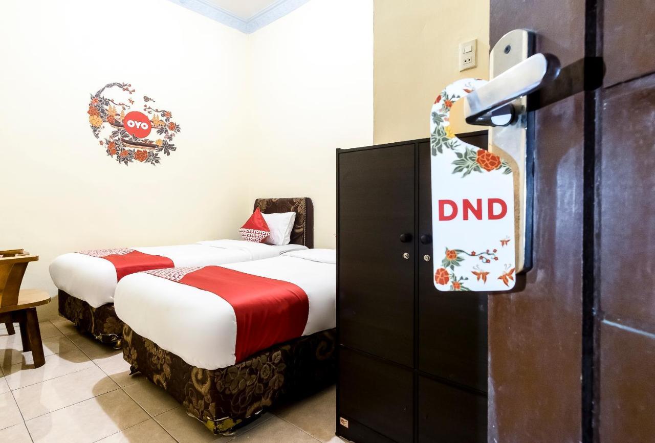 Oyo 723 Penginapan Nia Mandiri Syariah Medan Exterior photo