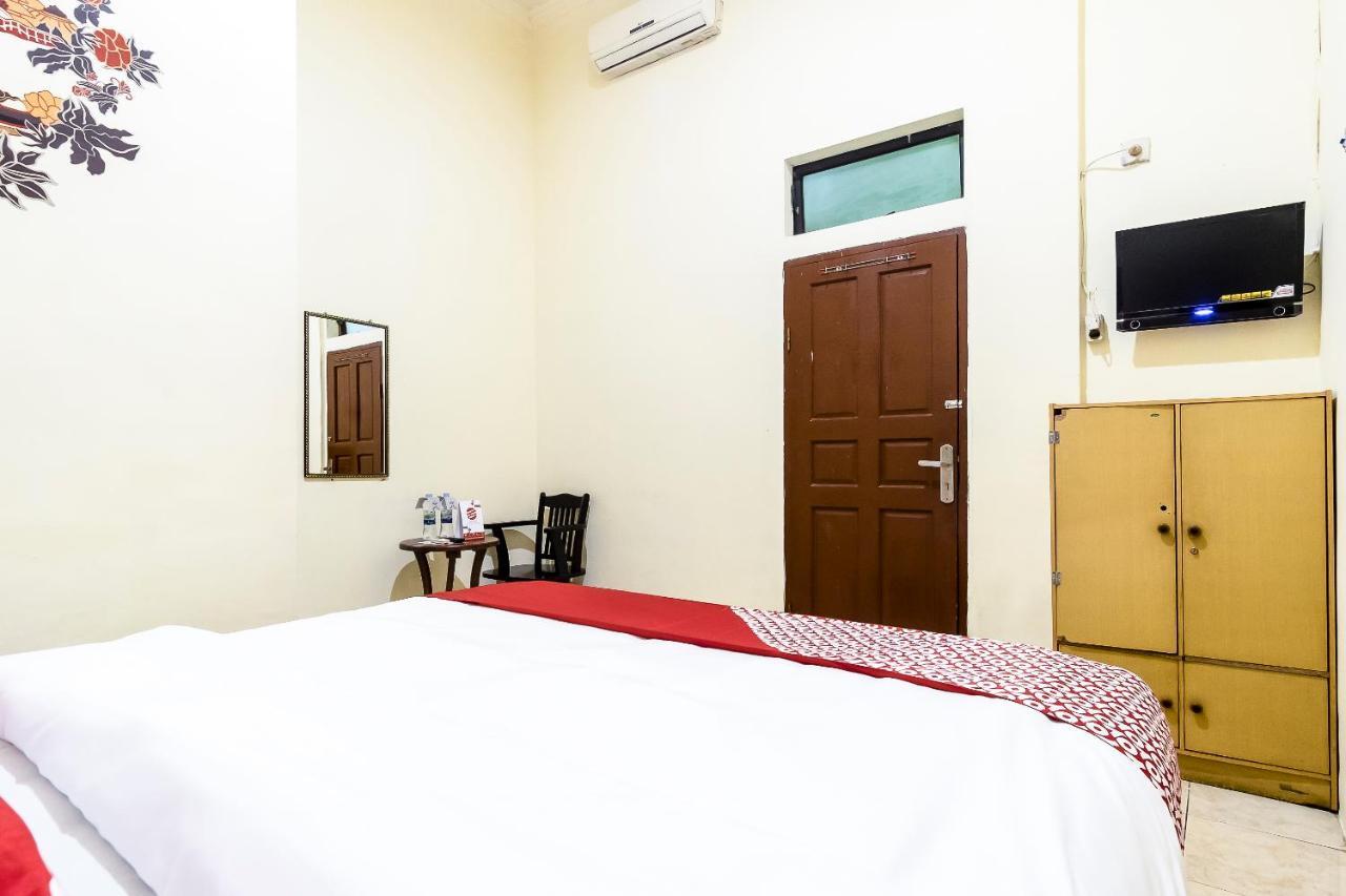 Oyo 723 Penginapan Nia Mandiri Syariah Medan Exterior photo