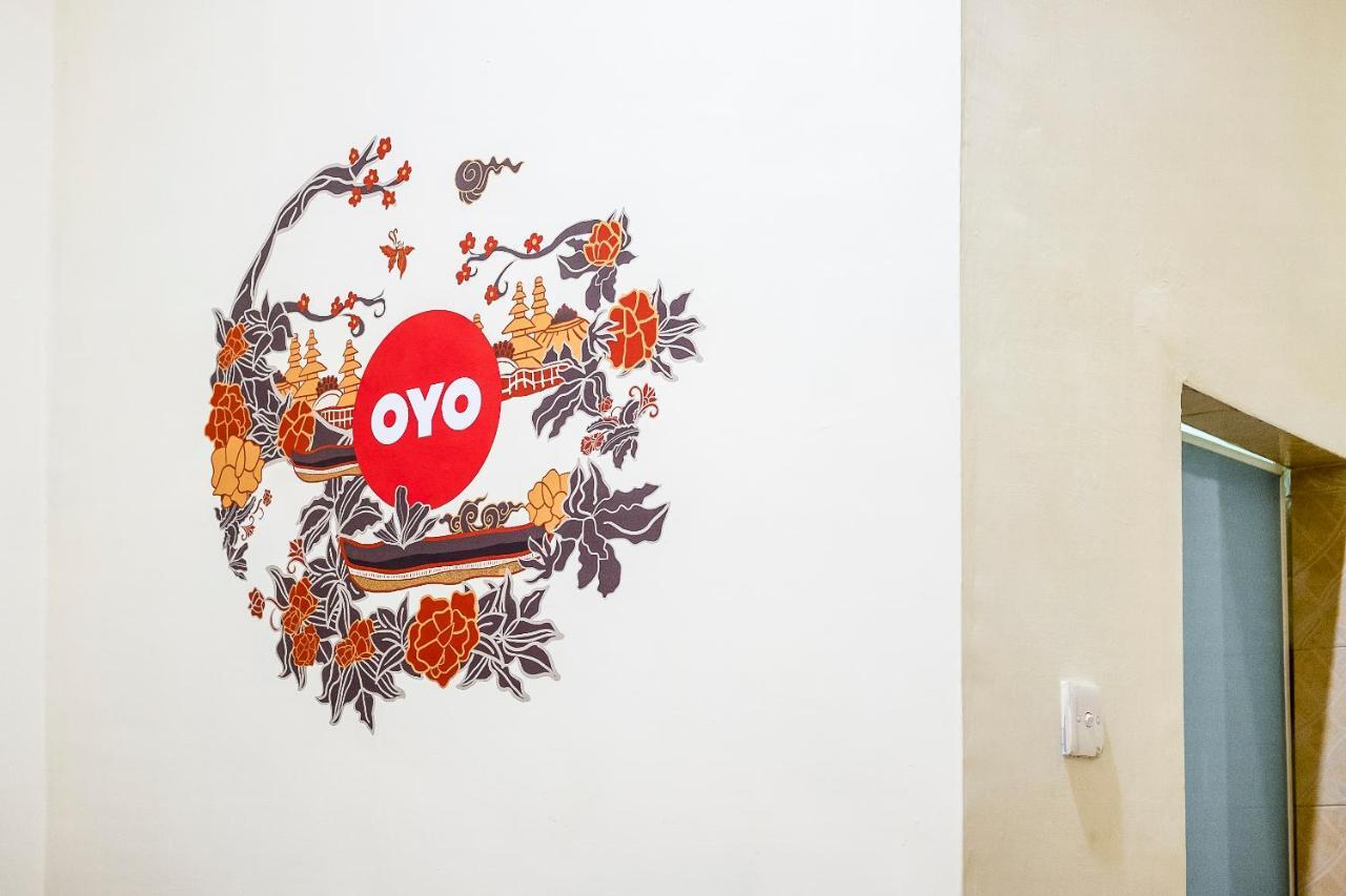 Oyo 723 Penginapan Nia Mandiri Syariah Medan Exterior photo